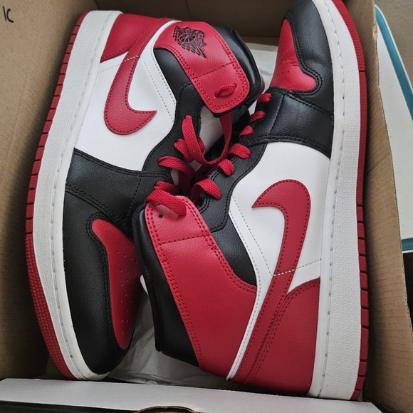 Jordan 1 Mid Unisex Red Black White Alternate Bred Toe Size 12 Womens Men's 9. - Picture 2 of 15